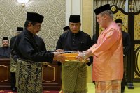 Yang di-Pertuan Agong, Sultan Ibrahim berkenan mengurniakan darjah kebesaran Seri Maharaja Mangku Negara yang membawa gelaran Tun kepada bekas Ketua Menteri Sabah Tun Musa Aman pada Istiadat Pengurniaan Surat Cara Pelantikan Yang Dipertua Negeri Sabah di Istana Negara. Foto Bernama