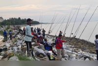 Pemandangan pertandingan memancing di Pantai Remis.