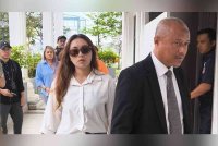 Afreena (kiri) mencari Along Cham yang dibawa ke Mahkamah Majistret Sepang pada Jumaat bagi menghadapi dua pertuduhan kes dadah.