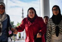 Rosmah (tengah) dilepaskan dan dibebaskan oleh Mahkamah Tinggi Kuala Lumpur pada Khamis atas 12 pertuduhan pengubahan wang haram dan lima pertuduhan gagal menyerahkan penyata pendapatan kepada LHDN. Foto Bernama