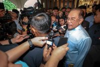 Anwar menjawab pertanyaan media selepas hadir pada pelancaran buku &#039;Malaysian First Jilid 1 dan 2&#039; oleh Tan Sri Lim Kit Siang di Restoran Tandoor Grill hari ini. Foto Bernama