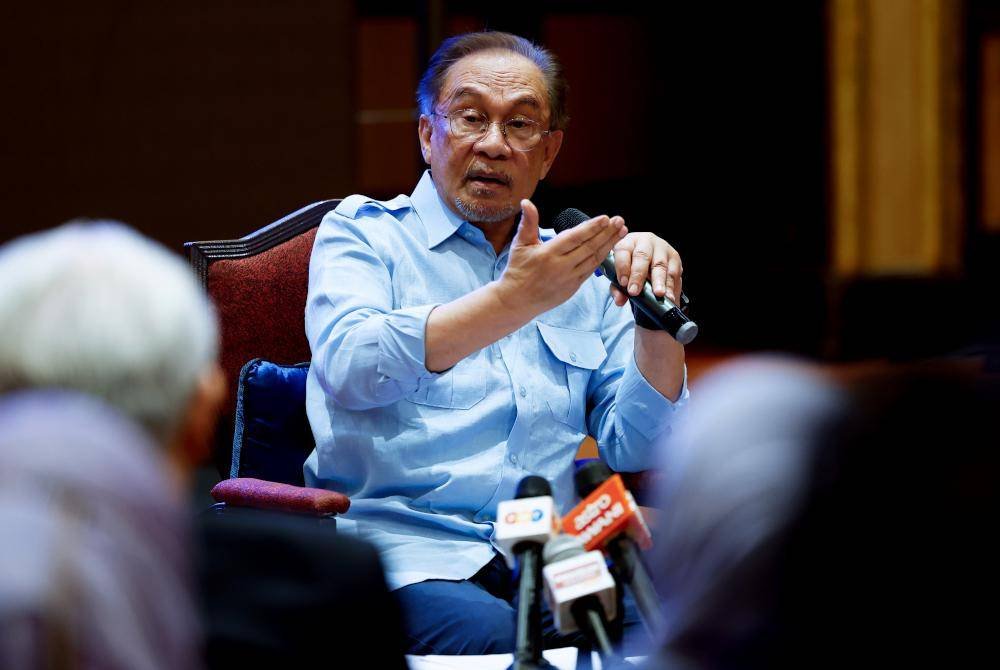 Anwar menjawab pelbagai soalan berkaitan kerajaan dan isu semasa dalam sidang media yang diadakan di Subang Jaya, pada Sabtu. Foto Bernama