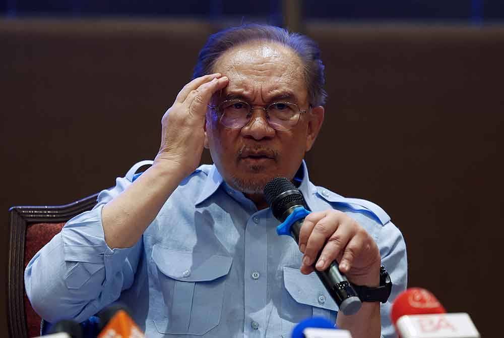 Anwar menjawab pelbagai soalan berkaitan kerajaan dan isu semasa dalam sidang media yang diadakan di Subang Jaya, pada Sabtu. Foto Bernama