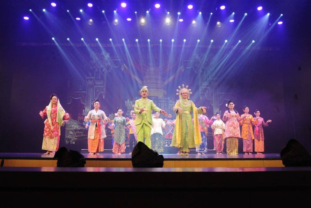 Pementasan teater Mek Mulung &#039;Putera Cahaya Bulan&#039; di Permaisuri Zarith Sofiah Opera House Johor Bahru.