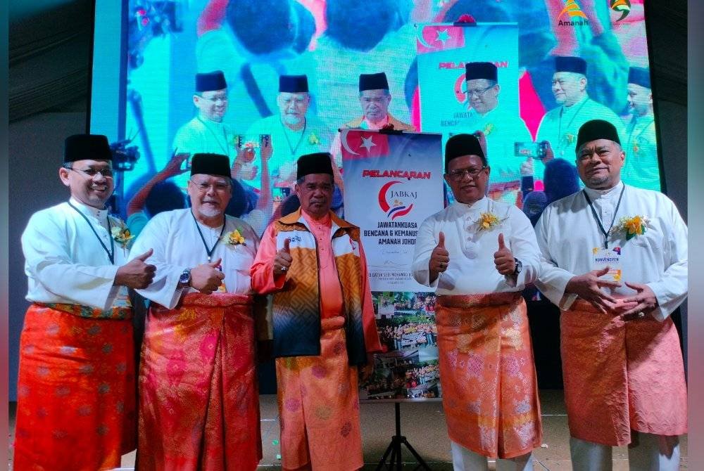 Mohamad Sabu (tiga dari kiri) merasmikan Konvensyen Parti Amanah Negara (Amanah) di sebuah resort, di Johor Bahru pada Sabtu.