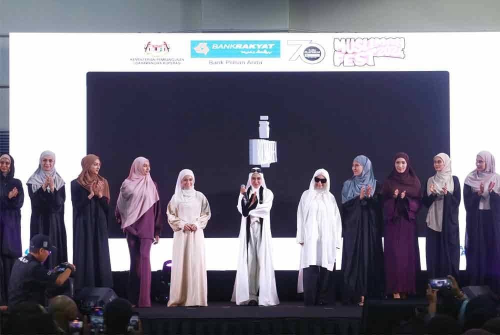 Ella (tengah) pada Muslimah Fest 2024 berlangsung selama tiga hari di Pusat Pameran Mid Valley sehingga Ahad