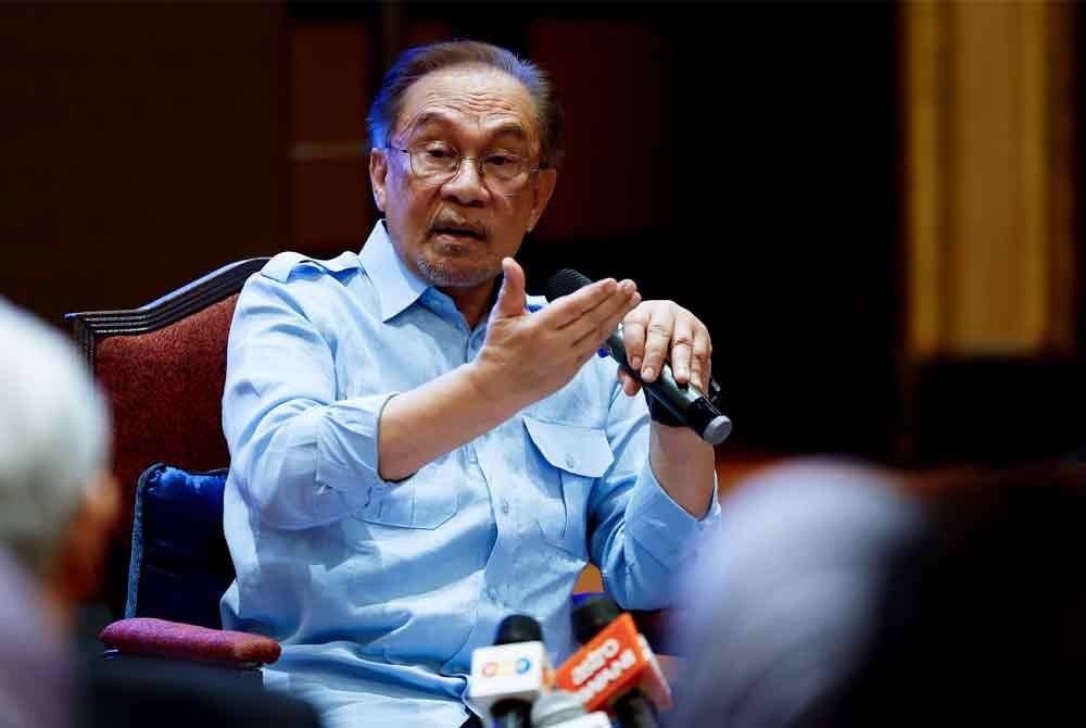 Anwar menjawab pelbagai soalan berkaitan kerajaan dan isu semasa dalam sidang akhbar yang diadakan di Subang hari ini. - Foto: Bernama