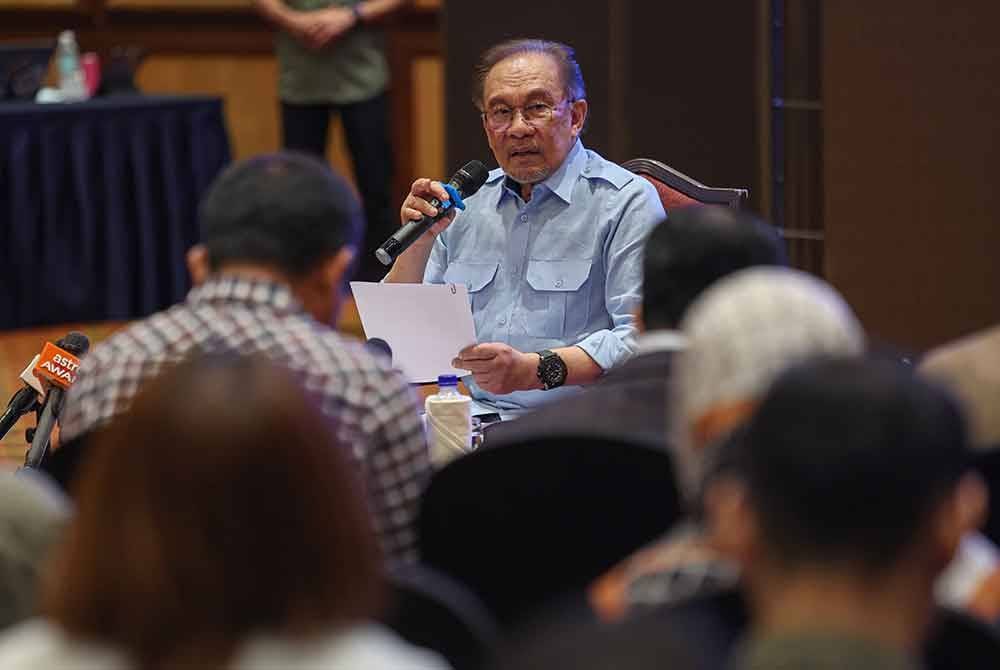 Anwar ketika menjawab soalan berkaitan kerajaan dan isu semasa dalam sidang media yang diadakan di Subang Jaya hari ini. - Foto: Bernama