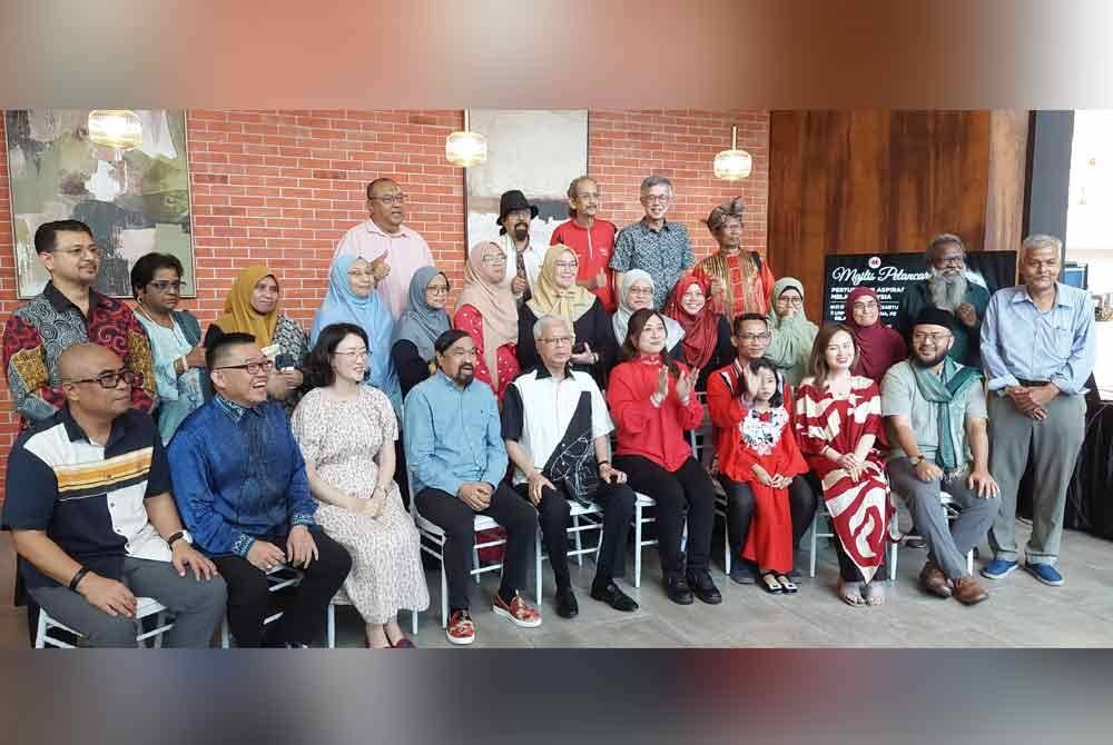 Ismail Sabri (duduk, lima dari kiri) bergambar bersama ahli-ahli Pertubuhan Aspirasi Bahasa Melayu Malaysia pada Sabtu.