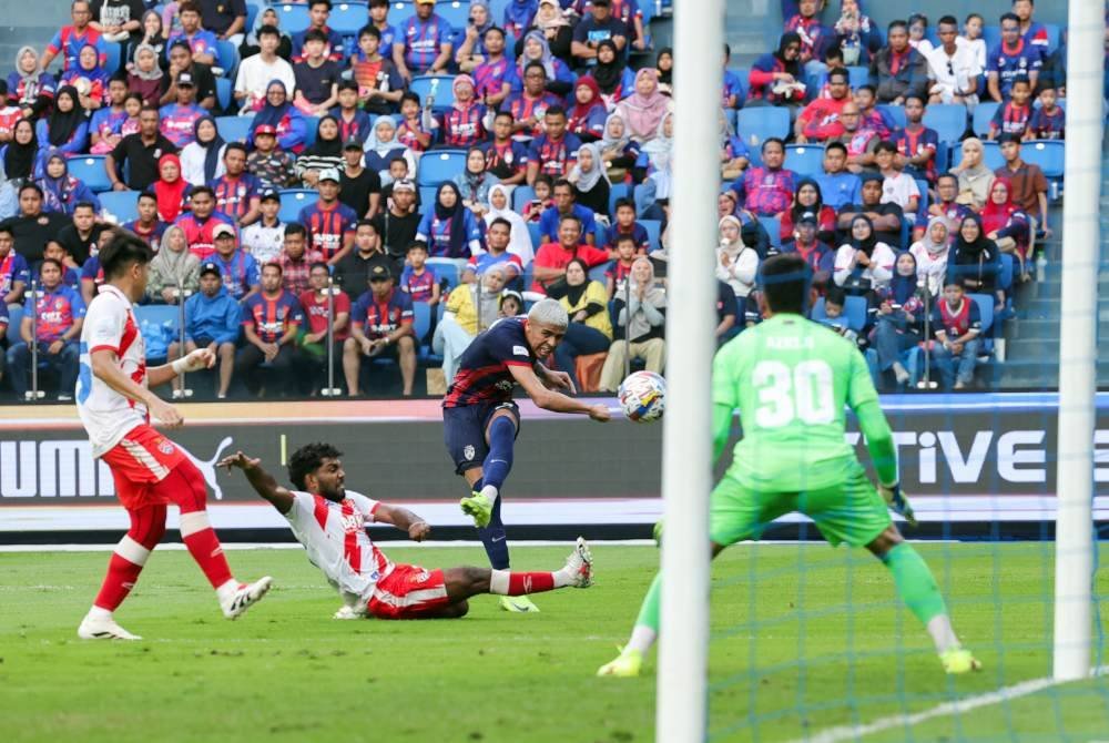 Pemain JDT, Bergson Gustavo Silveira Da Silva (dua, kanan) melakukan sepakan gol ketika menentang KL City FC pada aksi timbal balik suku akhir ke-2 Piala Malaysia di Stadium Sultan Ibrahim hari ini. Foto Bernama