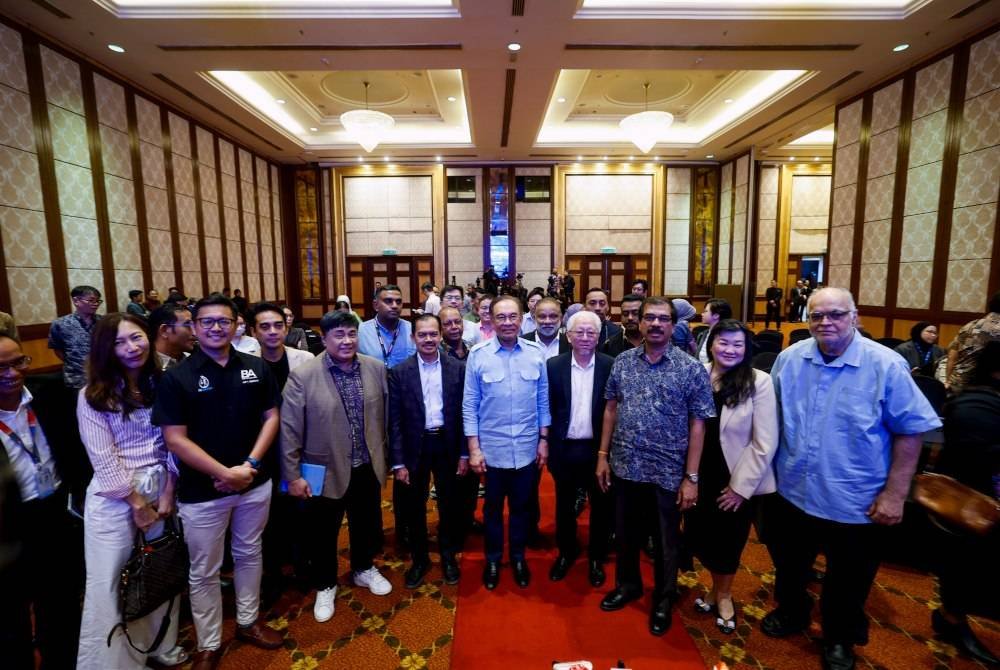 Anwar bergambar selepas menjawab pelbagai soalan berkaitan kerajaan dan isu semasa dalam sidang media yang diadakan di Subang Jaya hari ini. Foto Bernama