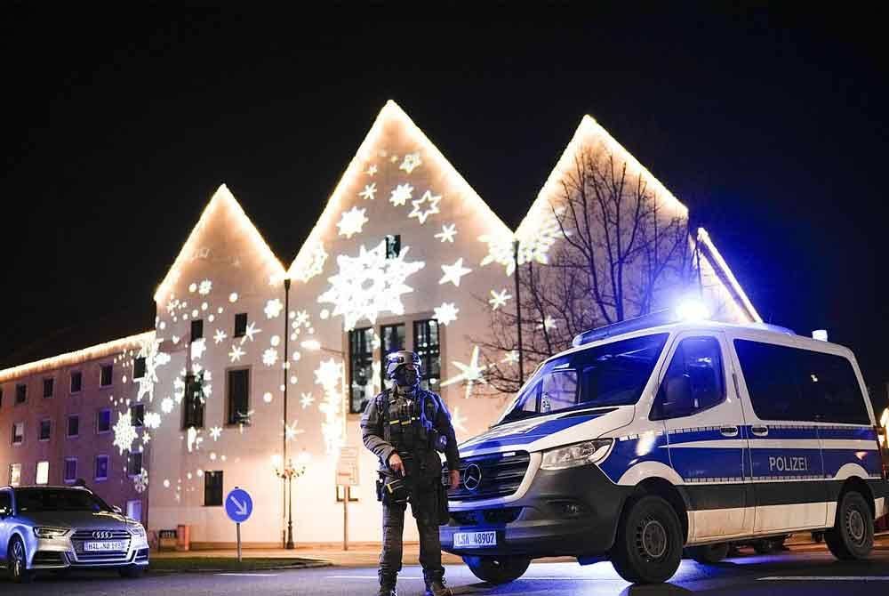 Seorang pegawai polis berkawal di jalan terhalang berhampiran pasar Krismas selepas kejadian di Magdeburg, Jerman pada Jumaat - Foto: AP