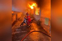 Pasukan bomba sedang berusaha menyelamatkan barangan di lokasi kebakaran.