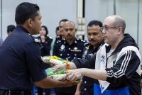 Tengku Muhammad Fakhry Petra berkenan menyampaikan sumbangan kepada anggota PDRM di Ibu Pejabat Polis Kontinjen Kelantan pada Jumaat. Foto Bernama