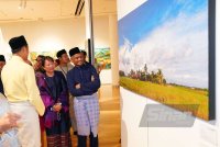 Abdul Rasheed (kanan) mendengar penjelasan mengenai karya yang dipamerkan pada Pameran Seni &#039;Jiwa Membum&#039; di Muzium dan Galeri Seni BNM pada Jumaat. Foto SINAR HARIAN/MOHD HALIM ABDUL WAHID