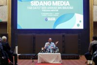 Anwar ketika menjawab soalan berkaitan kerajaan dan isu semasa dalam sidang media yang diadakan di Subang Jaya hari ini. Foto Bernama