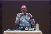 Anwar ketika menjawab soalan berkaitan kerajaan dan isu semasa dalam sidang media yang diadakan di Subang Jaya hari ini. - Foto: Bernama