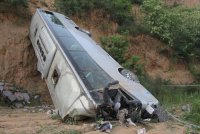 Tiga maut dan lebih 20 yang lain cedera selepas sebuah bas penumpang terjunam ke dalam gaung di Mallawa, Wilayah Tengah Sri Lanka pada Sabtu. Foto Agensi