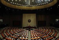 Hampir 500 orang dipindahkan susulan kebakaran yang berlaku di sebuah dewan dalam kompleks Parlimen Korea Selatan di barat Seoul pada Sabtu. - Foto: Agensi