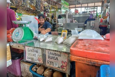 Santan pekat dijual pada harga RM16 sekilogram manakala santan biasa RM9 sekilogram.