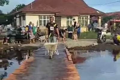 Lebih 1,400 penduduk di Kampung Jubakar Pantai, Tumpat terpaksa mengambil inisiatif sendiri dengan membina jambatan menggunakan kayu nibong bagi menggantikan laluan yang terputus akibat banjir buruk 24 November lalu.