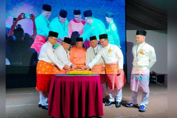 Mohamad Sabu (tiga dari kiri) merasmikan Konvensyen Amanah Johor 2024 di sebuah resort di Johor Bahru pada Sabtu.