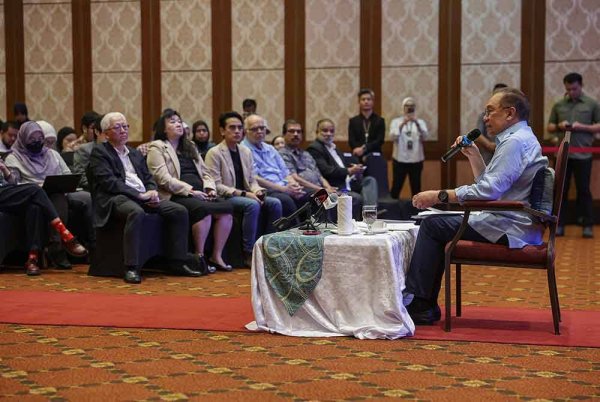 Anwar ketika menjawab soalan berkaitan kerajaan dan isu semasa dalam sidang media yang diadakan di Subang Jaya hari ini. - Foto: Bernama