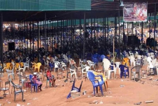 Sekurang-kurangnya 10 orang, termasuk kanak-kanak maut dalam insiden rempuhan semasa pengagihan barangan bantuan di sebuah gereja tempatan di daerah Maitama, Abuja, ibu negara Nigeria pada Sabtu - Foto: Agensi