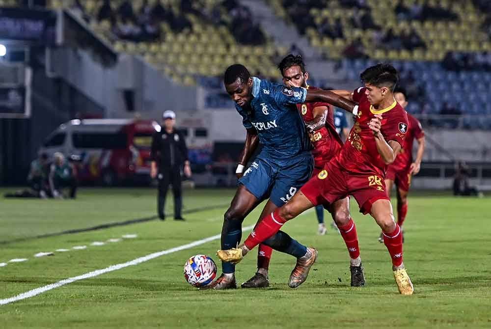 Pemain Terengganu FC, Ismaheel Akinade (kiri) diasak pemain Negeri Sembilan FC, Zainal Abidin Jamil (kanan) pada perlawanan Piala Malaysia di Stadium Sultan Mizan Zainal Abidin malam ini. Foto Bernama