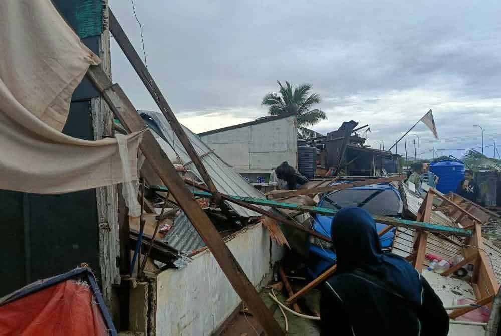 Sebanyak 112 rumah terjejas termasuk 11 roboh akibat dipukul ribut dalam kejadian di empat perkampungan atas air di Semporna pada Ahad.