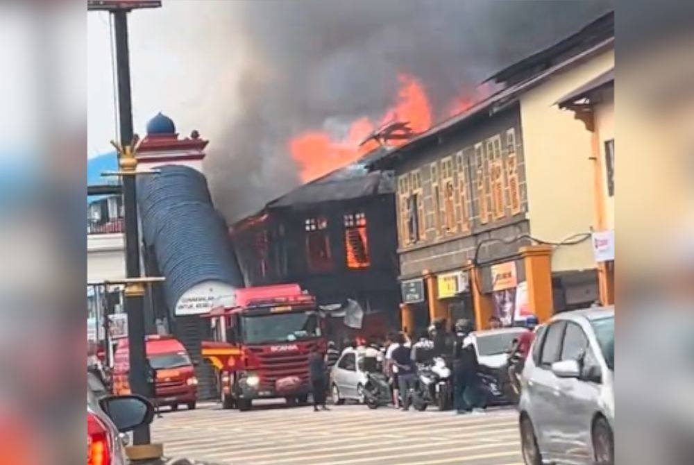 Tiga unit rumah kedai di Jalan Utama, Senai terbakar pada pagi Ahad. Foto BBP Kulai