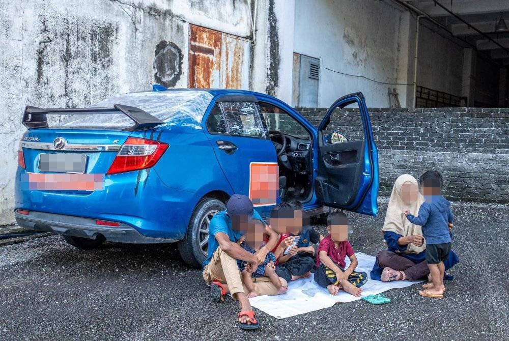 Keperitan tujuh sekeluarga yang terpaksa tinggal di dalam kereta selepas ditipu tuan rumah di sini, mendapat perhatian Ahli Parlimen Bukit Mertajam, Steven Sim yang membantu menyediakan rumah dan mendapatkan pekerjaan buat si bapa. Foto Facebook Steven Sim