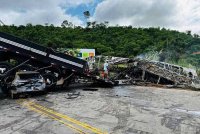 Lokasi kejadian kemalangan jalan raya selepas bas yang penuh sesak bertembung dengan sebuah trak, di lebuh raya nasional Fernao Dias, berhampiran Teofilo Otoni, Brazil pada Sabtu - Foto: Reuters