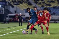 Pemain Terengganu FC, Ismaheel Akinade (kiri) diasak pemain Negeri Sembilan FC, Zainal Abidin Jamil (kanan) pada perlawanan Piala Malaysia di Stadium Sultan Mizan Zainal Abidin malam ini. Foto Bernama