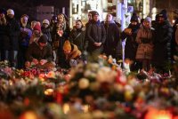 Orang ramai memberi penghormatan kepada mangsa di tugu peringatan sementara berhampiran lokasi rempuhan berdarah di Magdeburg. - Foto: Agensi