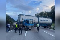 Kemalangan melibatkan sebuah lori dan tiga kereta di Kilometer 264.4 Lebuhraya Utara Selatan mengakibatkan semua lorong arah utara terhalang dan aliran trafik tidak bergerak.