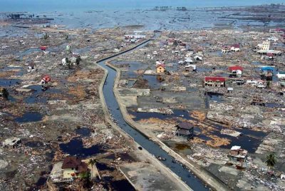 Impak tsunami Sumatera, Indonesia pada 2004 menyebabkan ratusan ribu manusia hilang nyawa. Foto Agensi