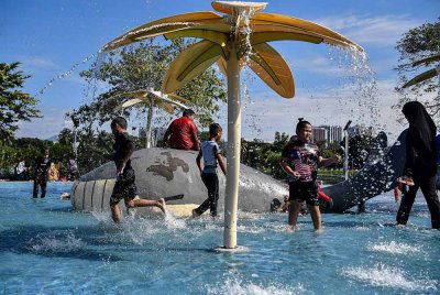 Ibu negara menjadi pilihan ibu bapa membawa anak-anak pada musim cuti persekolahan. Foto Bernama