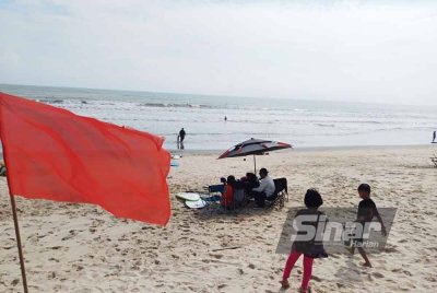 Bendera merah dikibarkan di Pantai Pelindung memberi amaran kepada pengunjung agar tidak menjalankan sebarang aktiviti di air susulan keadaan laut bergelora dan angin kencang.