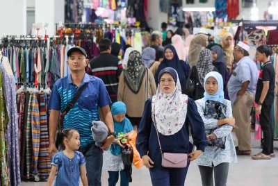 Para pengunjung mengambil kesempatan sempena cuti sekolah dengan mengunjungi Pasar Besar Kedai Payang ketika tinjauan, pada Ahad. Foto Bernama