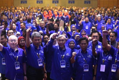 Ahmad Zahid (tengah) bersama barisan kepimpinan BN ketika hadir Konvensyen BN Negeri Sembilan di sebuah hotel di Seremban.