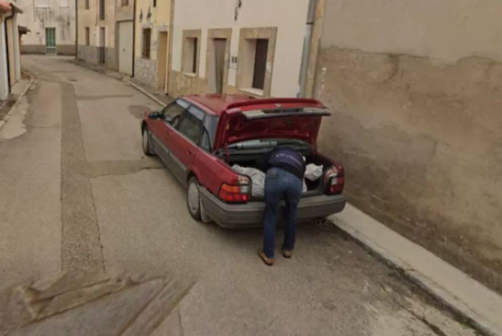 Imej Google Street View itu jelas menunjukkan seorang individu sedang memasukkan objek dibalut plastik putih ke dalam but kereta. Foto Agensi