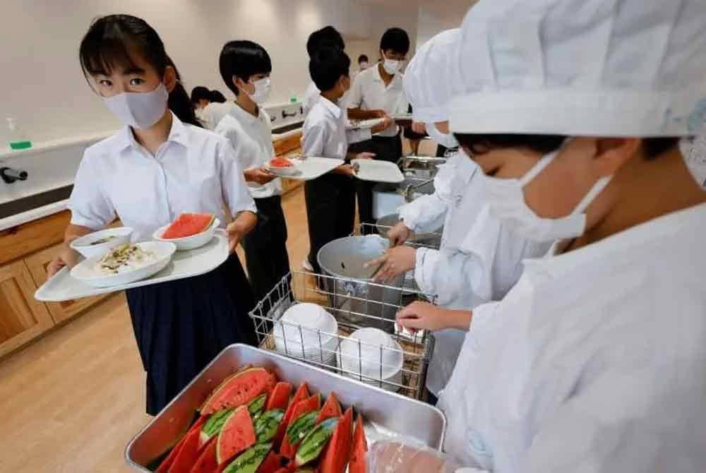 Pelajar di Jepun diberikan makanan percuma melalui sistem Kyushoku di sekolah seluruh Jepun tanpa mengira latar belakang. - Foto: Agensi