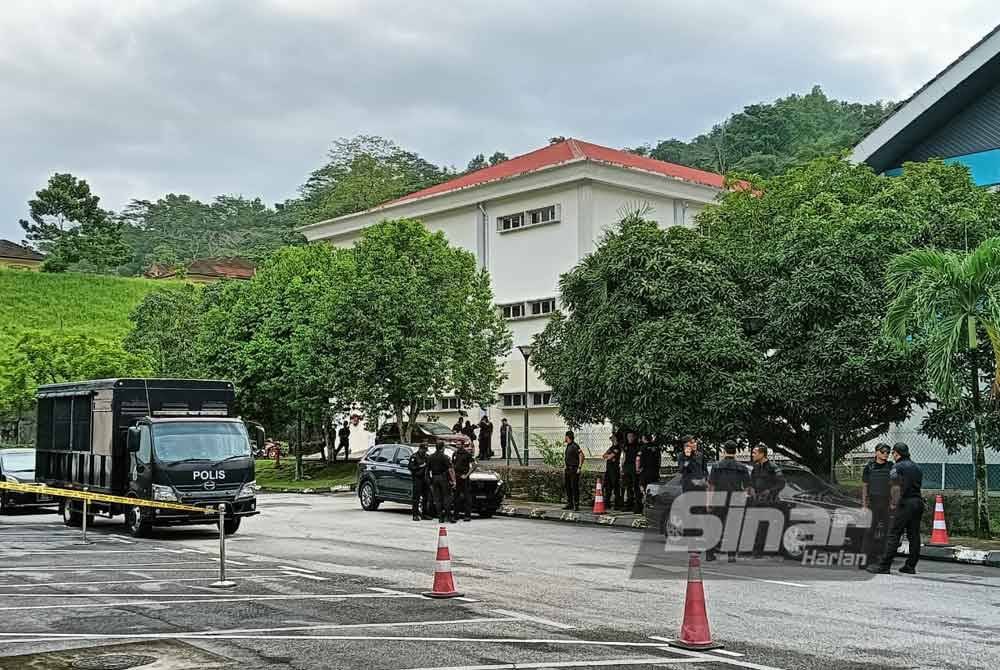 Kawalan ketat dilakukan PDRM apabila barisan tertinggi kepimpinan GISBH tiba di Mahkamah Sesyen Selayang pada Isnin untuk tuduhan. Foto Sinar Harian/HISYAMUDDIN AYUB.