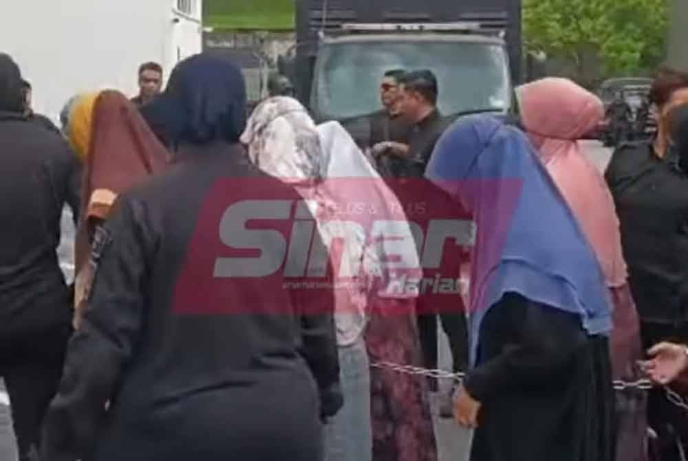 Kenderaan polis yang membawa Nasiruddin dan isterinya serta Mohammad Adib At-Tamimi bersama 19 yang lain tiba di Mahkamah Selayang jam 8.20 pagi pada Isnin.