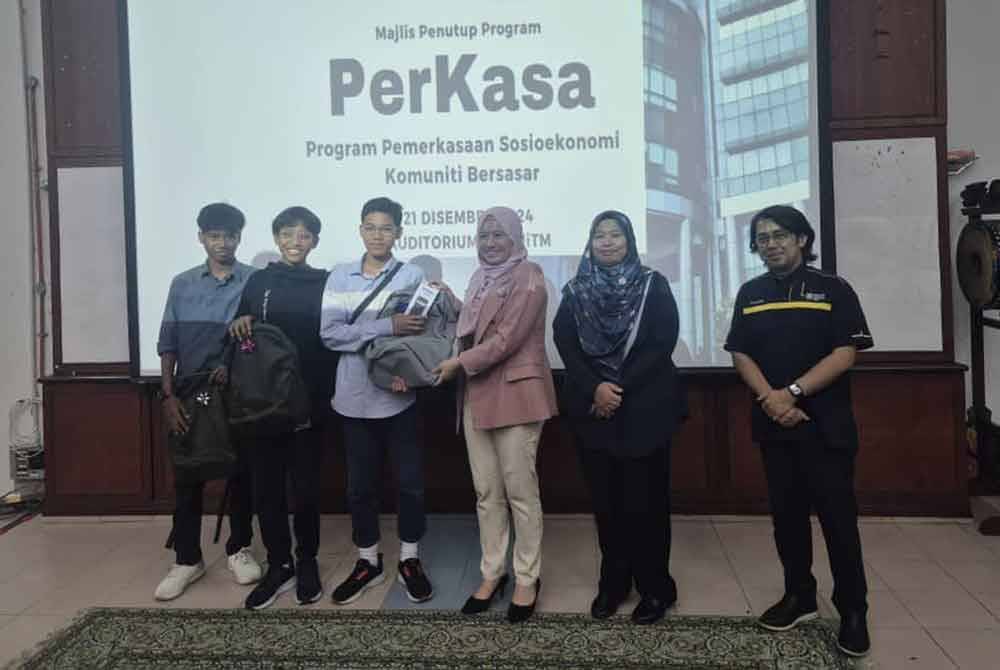 Siti Hafsyah (tiga dari kanan) pada majlis penutup program PerKasa di UiTM Shah Alam.