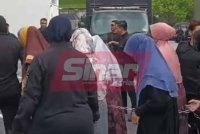 Kenderaan polis yang membawa Ketua Pegawai Eksekutif (CEO) GISBH, Datuk Nasiruddin Mohd Ali dan isterinya, Datin Azura Md Yusof; anak bekas pengasas Al-Arqam, Mohammad Adib At-Tamimi Asa&#039;ari dan 19 yang lain tiba di Mahkamah Selayang jam 8.20 pagi pada Isnin.