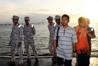 Muhamad Ikmal Hakimi (dua dari kanan) dan Nor Hazrul (kanan) ditemukan selamat di perairan Acheh, Indonesia semalam dan tiba di sini dengan menaiki kapal Maritim. - Foto: Bernama