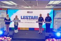 Norliza (dua dari kiri) diiringi Ahmad Dasuki (dua dari kanan) merasmikan Kempen Lestari Pendidikan di Menara PTPTN di Kuala Lumpur pada Isnin.