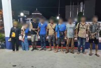 Polis menahan 10 PATI terdiri daripada seorang kanak-kanak perempuan, dua wanita dan tujuh lelaki. Foto PDRM